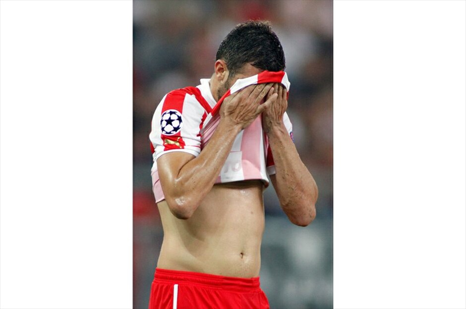 Champions League: Ολυμπιακός - Σάλκε 1-2 #4. Ο παίκτης του Ολυμπιακού Γιάννης Μανιάτης αποχωρεί απογοητευμένος μετά την ήττα της ομάδας του στον αγώνα Ολυμπιακός - Σάλκε για την πρώτη αγωνιστική των ομίλων του Champions League στο γήπεδο «Γ. Καραϊσκάκης». ΑΠΕ -ΜΠΕ/ΠΑΝΑΓΙΩΤΗΣ ΜΟΣΧΑΝΔΡΕΟΥ