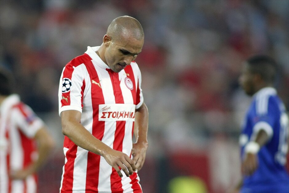 Champions League: Ολυμπιακός - Σάλκε 1-2 #5. Ο παίκτης του Ολυμπιακού Ράφικ Τζιμπούρ  μετά τον τέλος του αγώνα. ΑΠΕ -ΜΠΕ/ΠΑΝΑΓΙΩΤΗΣ ΜΟΣΧΑΝΔΡΕΟΥ