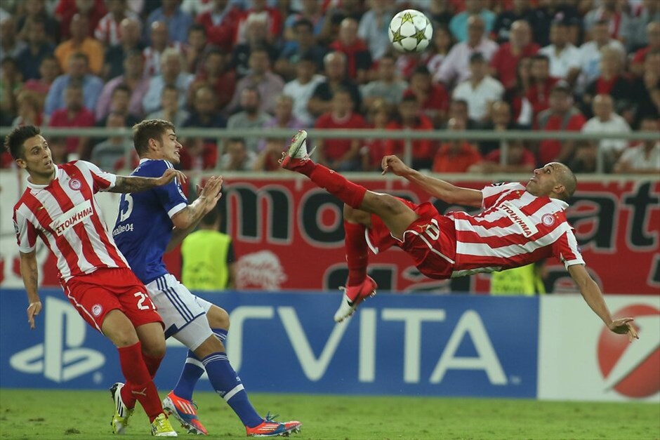 Champions League: Ολυμπιακός - Σάλκε 1-2 #8. Ο Ράφικ Τζιμπούρ σε προσπάθειά του μπροστά από την εστία της Σάλκε.