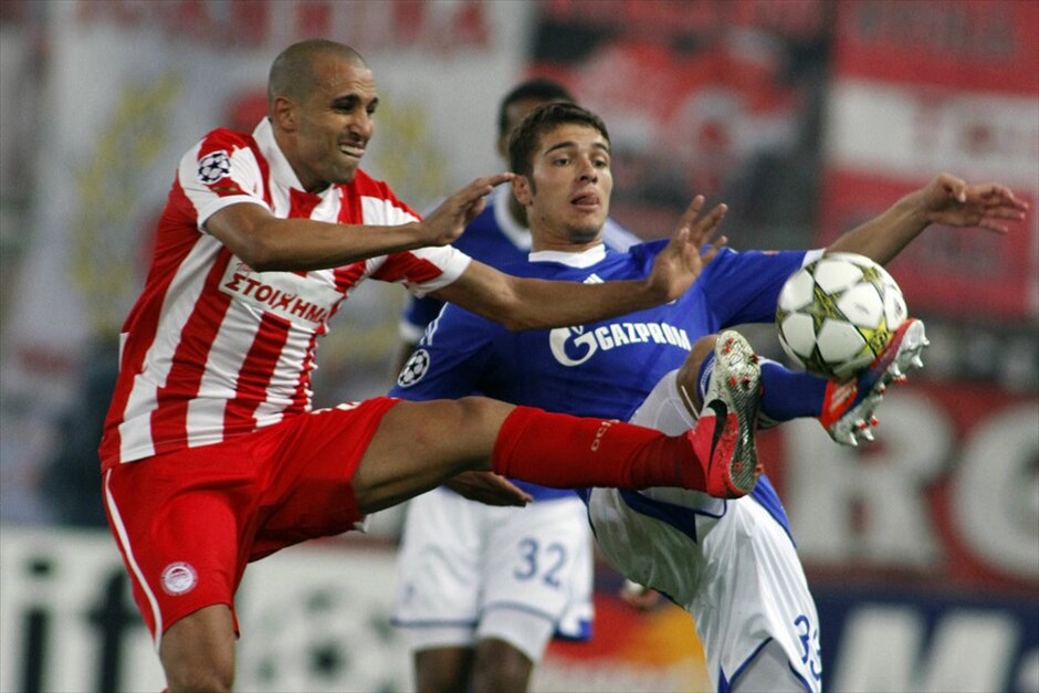 Champions League: Ολυμπιακός - Σάλκε 1-2 #11. Ο παίκτης του Ολυμπιακού Ράφικ Τζιμπούρ μάχεται για την κατοχή της μπάλας με τον παίκτη της Σάλκε Ρόμαν Νοϊστέντερ. ΑΠΕ -ΜΠΕ/ΠΑΝΑΓΙΩΤΗΣ ΜΟΣΧΑΝΔΡΕΟΥ/font>