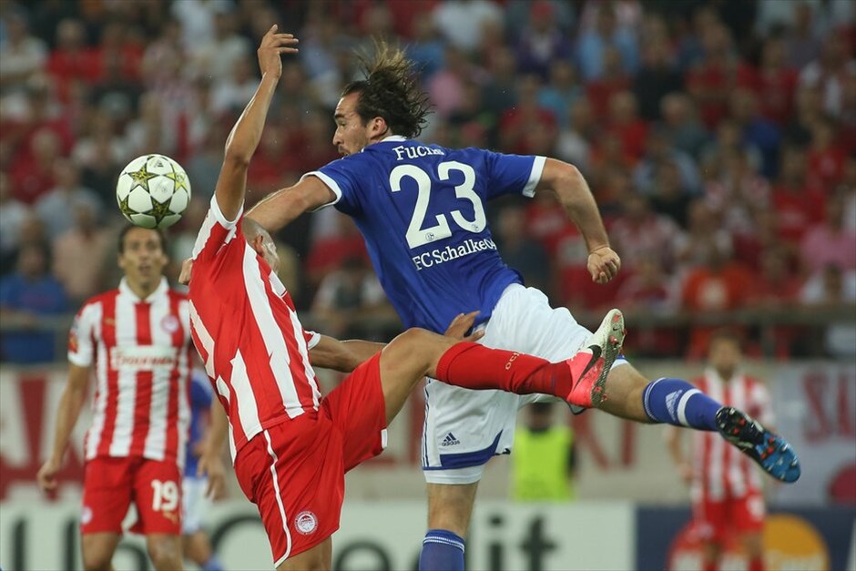 Champions League: Ολυμπιακός - Σάλκε 1-2 #12. Διεκδίκηση της μπάλας από τους Φουκς και Τζιμπούρ.