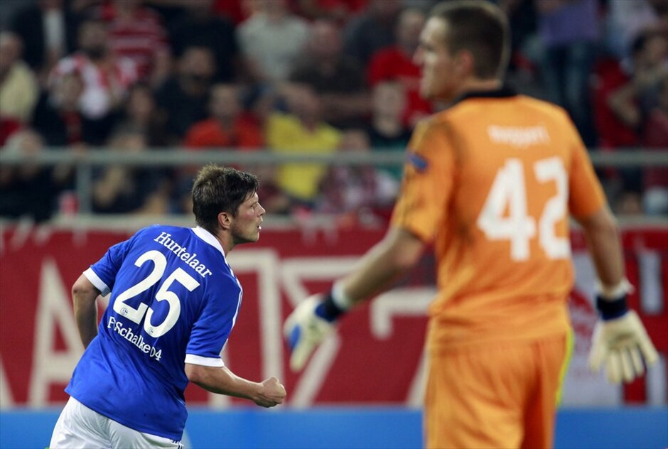 Champions League: Ολυμπιακός - Σάλκε 1-2 #14. Ο Κλάας-Γιαν Χούντελαρ πανηγυρίζει το δεύτερο γκολ της Σάλκε επί του Ολυμπιακού.