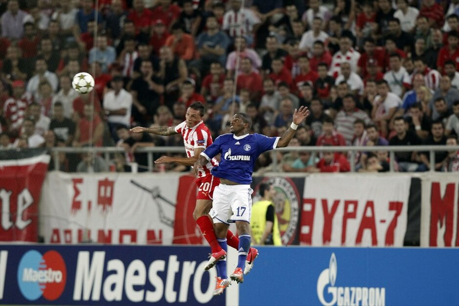 Champions League: Ολυμπιακός - Σάλκε 1-2 #15. Μονομαχία στον αέρα του Τζέφερσον Φαρφάν (Σάλκε) με τον Χοσέ Χολέμπας (Ολυμπιακός).