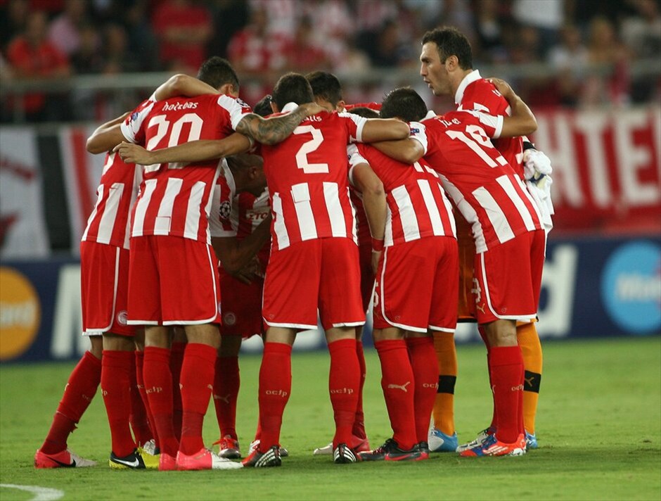 Champions League: Ολυμπιακός - Σάλκε 1-2 #23. Οι παίκτες του Ολυμπιακού λίγο πριν την έναρξη του παιχνιδιού με αντίπαλο τη Σάλκε, για την πρώτη αγωνιστική των ομίλων του Champions League στο γήπεδο «Γ. Καραϊσκάκης».