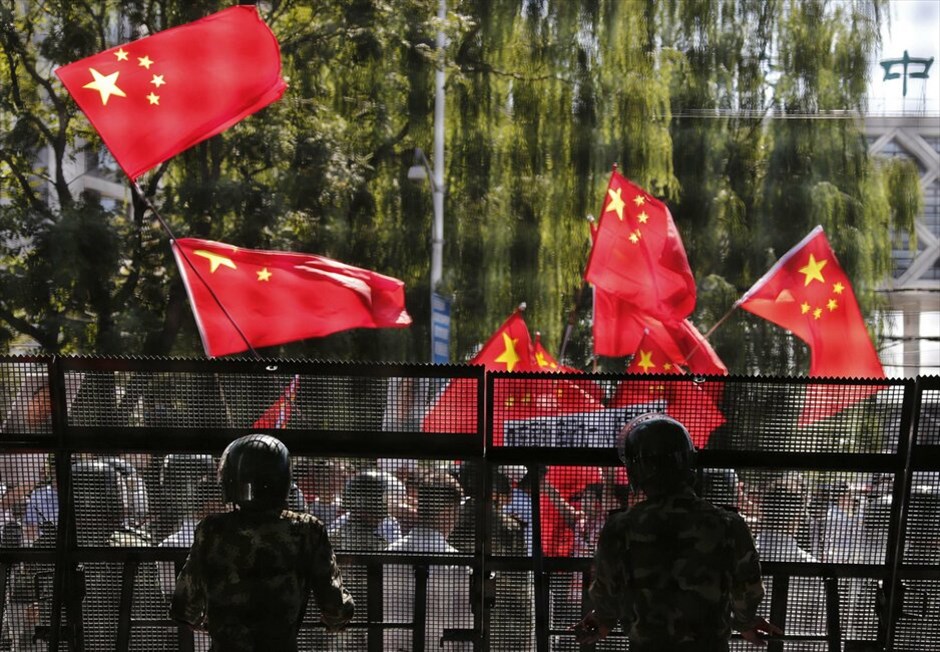 Πεκίνο: Διαδηλώσεις εναντίον της Ιαπωνίας #10. Νέες αντιιαπωνικές διαδηλώσεις πραγματοποιούνται στην Κίνα λόγω της διένεξης για τα διαφιλονικούμενα νησιά στη Θάλασσα της Ανατολικής Κίνας, εν μέσω αυξημένων εντάσεων λόγω και της σημερινής 81ης επετείου της εισβολής της Ιαπωνίας στη χώρα.Εξαιτίας των ταραχών και τις κλιμακούμενης έντασης πολλές Ιαπωνικές εταιρείες ανέστειλαν τη λειτουργία των εργοστασίων τους στην Κίνα.
