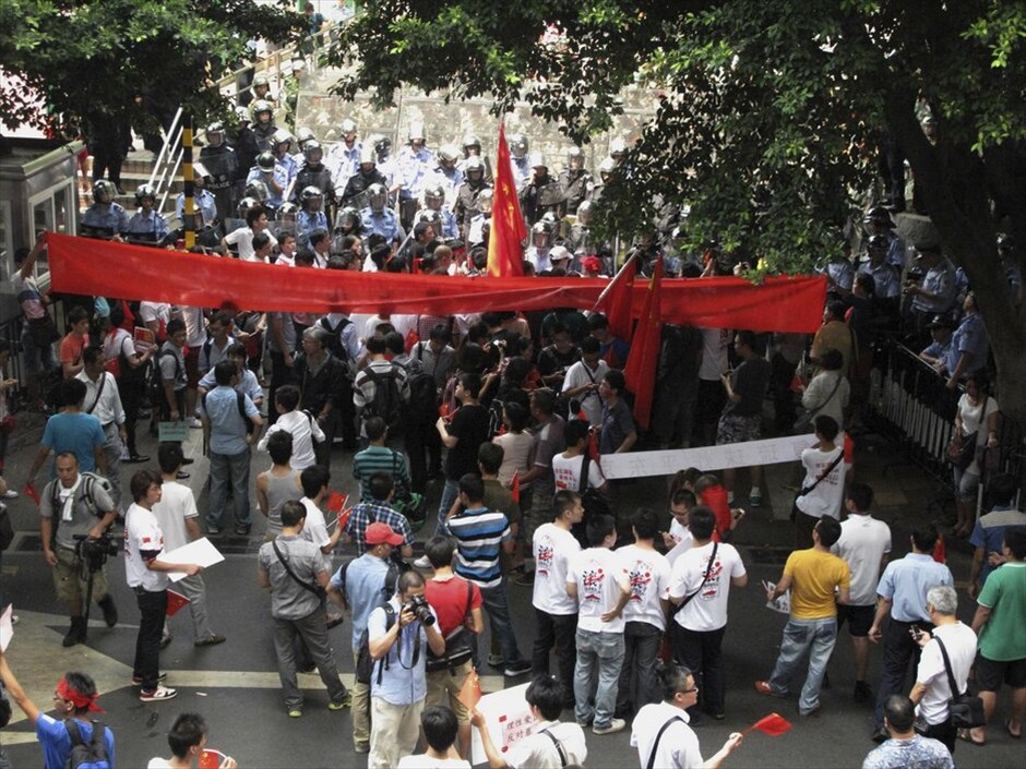Πεκίνο: Διαδηλώσεις εναντίον της Ιαπωνίας #13. Νέες αντιιαπωνικές διαδηλώσεις πραγματοποιούνται στην Κίνα λόγω της διένεξης για τα διαφιλονικούμενα νησιά στη Θάλασσα της Ανατολικής Κίνας, εν μέσω αυξημένων εντάσεων λόγω και της σημερινής 81ης επετείου της εισβολής της Ιαπωνίας στη χώρα.Εξαιτίας των ταραχών και τις κλιμακούμενης έντασης πολλές Ιαπωνικές εταιρείες ανέστειλαν τη λειτουργία των εργοστασίων τους στην Κίνα.