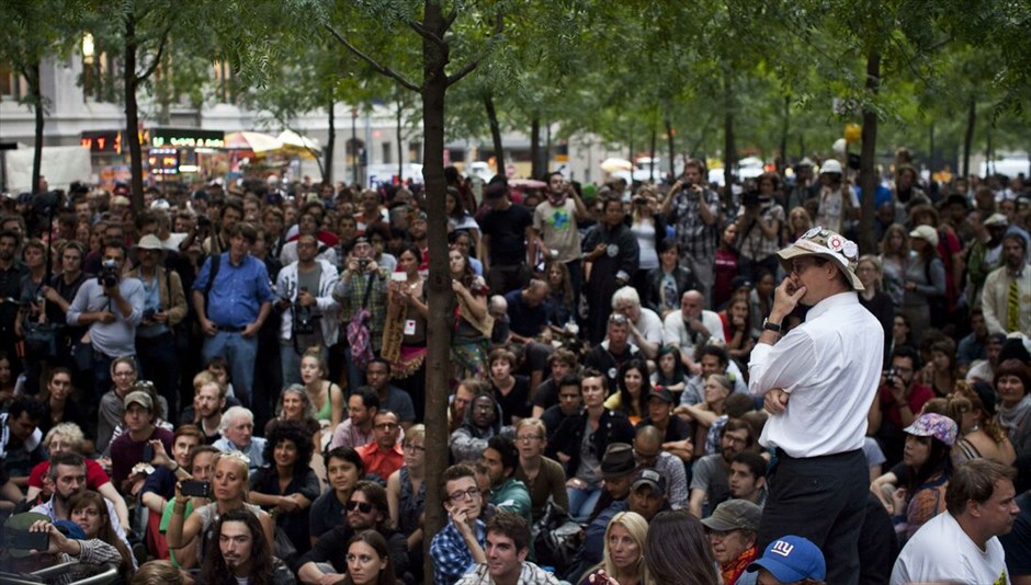 Πρώτη επέτειος του κινήματος Occupy Wall Street #1. Εκατοντάδες άνθρωποι διαδήλωσαν στους δρόμους κοντά στη Wall Street κατά την επέτειο ενός έτους του δημοφιλούς κινήματος Occupy Wall Street που εξαπλώθηκε στις Ηνωμένες Πολιτείες αλλά και σε ολόκληρο τον κόσμο. Οι διαδηλωτές φώναζαν συνθήματα κατά των αστυνομικών που είχαν αποκλείσει την πρόσβαση στο πάρκο Ζουκότι στη Wall Street, το οποίο έναν χρόνο πριν είχαν καταλάβει επί σειρά εβδομάδων, πριν εκδιωχθούν με βίαιο τρόπο από την αστυνομία της Νέας Υόρκης.Οσοι συμμετείχαν στη διαδήλωση κρατούσαν πανό που έγραφαν: «Τραπεζίτες, ντροπή σας», «Βγάλτε τα χρήματα από την πολιτική», «Οι τραπεζίτες στη φυλακή», ή «Είμαστε το 99%».Οι αστυνομικές δυνάμεις προχώρησαν σε αρκετές συλλήψεις πολιτών που προσπάθησαν να καταλάβουν εκ νέου το πάρκο Ζουκότι, το σημείο δηλαδή όπου γεννήθηκε το κίνημα πριν από έναν χρόνο.Κεντρικό στοιχείο του κινήματος είναι η μεταρρύθμιση του χρηματοπιστωτικού και τραπεζικού σύστημα που ευνοεί το 1% των ανθρώπων σε βάρος του συντριπτικού ποσοστού του 99%.