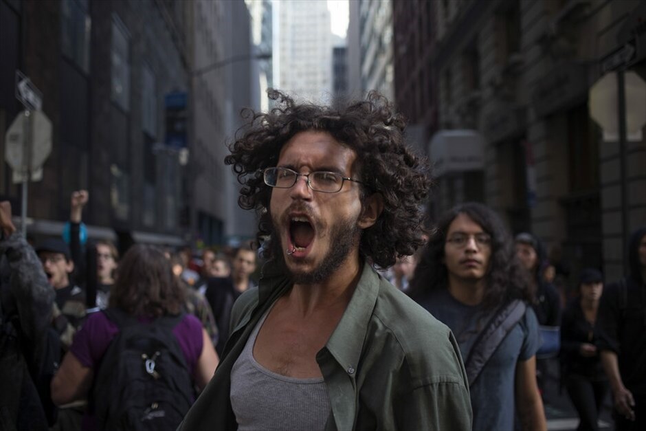 Πρώτη επέτειος του κινήματος Occupy Wall Street #4. Εκατοντάδες άνθρωποι διαδήλωσαν στους δρόμους κοντά στη Wall Street κατά την επέτειο ενός έτους του δημοφιλούς κινήματος Occupy Wall Street που εξαπλώθηκε στις Ηνωμένες Πολιτείες αλλά και σε ολόκληρο τον κόσμο. Οι διαδηλωτές φώναζαν συνθήματα κατά των αστυνομικών που είχαν αποκλείσει την πρόσβαση στο πάρκο Ζουκότι στη Wall Street, το οποίο έναν χρόνο πριν είχαν καταλάβει επί σειρά εβδομάδων, πριν εκδιωχθούν με βίαιο τρόπο από την αστυνομία της Νέας Υόρκης.Οσοι συμμετείχαν στη διαδήλωση κρατούσαν πανό που έγραφαν: «Τραπεζίτες, ντροπή σας», «Βγάλτε τα χρήματα από την πολιτική», «Οι τραπεζίτες στη φυλακή», ή «Είμαστε το 99%».Οι αστυνομικές δυνάμεις προχώρησαν σε αρκετές συλλήψεις πολιτών που προσπάθησαν να καταλάβουν εκ νέου το πάρκο Ζουκότι, το σημείο δηλαδή όπου γεννήθηκε το κίνημα πριν από έναν χρόνο.Κεντρικό στοιχείο του κινήματος είναι η μεταρρύθμιση του χρηματοπιστωτικού και τραπεζικού σύστημα που ευνοεί το 1% των ανθρώπων σε βάρος του συντριπτικού ποσοστού του 99%.