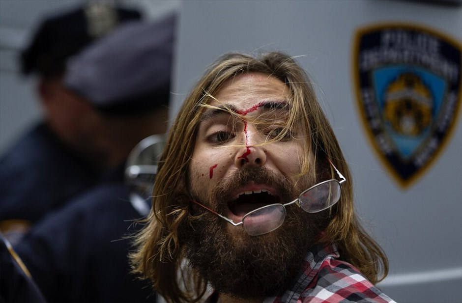 Πρώτη επέτειος του κινήματος Occupy Wall Street #5. Εκατοντάδες άνθρωποι διαδήλωσαν στους δρόμους κοντά στη Wall Street κατά την επέτειο ενός έτους του δημοφιλούς κινήματος Occupy Wall Street που εξαπλώθηκε στις Ηνωμένες Πολιτείες αλλά και σε ολόκληρο τον κόσμο. Οι διαδηλωτές φώναζαν συνθήματα κατά των αστυνομικών που είχαν αποκλείσει την πρόσβαση στο πάρκο Ζουκότι στη Wall Street, το οποίο έναν χρόνο πριν είχαν καταλάβει επί σειρά εβδομάδων, πριν εκδιωχθούν με βίαιο τρόπο από την αστυνομία της Νέας Υόρκης.Οσοι συμμετείχαν στη διαδήλωση κρατούσαν πανό που έγραφαν: «Τραπεζίτες, ντροπή σας», «Βγάλτε τα χρήματα από την πολιτική», «Οι τραπεζίτες στη φυλακή», ή «Είμαστε το 99%».Οι αστυνομικές δυνάμεις προχώρησαν σε αρκετές συλλήψεις πολιτών που προσπάθησαν να καταλάβουν εκ νέου το πάρκο Ζουκότι, το σημείο δηλαδή όπου γεννήθηκε το κίνημα πριν από έναν χρόνο.Κεντρικό στοιχείο του κινήματος είναι η μεταρρύθμιση του χρηματοπιστωτικού και τραπεζικού σύστημα που ευνοεί το 1% των ανθρώπων σε βάρος του συντριπτικού ποσοστού του 99%.
