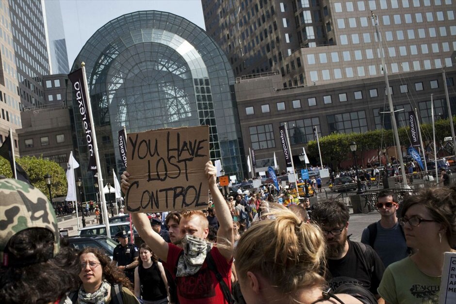 Πρώτη επέτειος του κινήματος Occupy Wall Street #6. Εκατοντάδες άνθρωποι διαδήλωσαν στους δρόμους κοντά στη Wall Street κατά την επέτειο ενός έτους του δημοφιλούς κινήματος Occupy Wall Street που εξαπλώθηκε στις Ηνωμένες Πολιτείες αλλά και σε ολόκληρο τον κόσμο. Οι διαδηλωτές φώναζαν συνθήματα κατά των αστυνομικών που είχαν αποκλείσει την πρόσβαση στο πάρκο Ζουκότι στη Wall Street, το οποίο έναν χρόνο πριν είχαν καταλάβει επί σειρά εβδομάδων, πριν εκδιωχθούν με βίαιο τρόπο από την αστυνομία της Νέας Υόρκης.Οσοι συμμετείχαν στη διαδήλωση κρατούσαν πανό που έγραφαν: «Τραπεζίτες, ντροπή σας», «Βγάλτε τα χρήματα από την πολιτική», «Οι τραπεζίτες στη φυλακή», ή «Είμαστε το 99%».Οι αστυνομικές δυνάμεις προχώρησαν σε αρκετές συλλήψεις πολιτών που προσπάθησαν να καταλάβουν εκ νέου το πάρκο Ζουκότι, το σημείο δηλαδή όπου γεννήθηκε το κίνημα πριν από έναν χρόνο.Κεντρικό στοιχείο του κινήματος είναι η μεταρρύθμιση του χρηματοπιστωτικού και τραπεζικού σύστημα που ευνοεί το 1% των ανθρώπων σε βάρος του συντριπτικού ποσοστού του 99%.