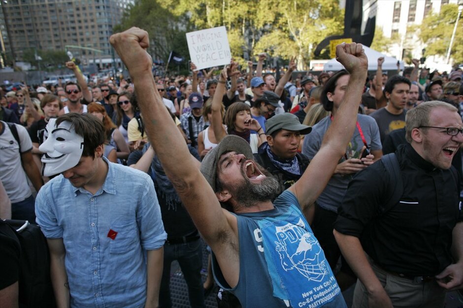Πρώτη επέτειος του κινήματος Occupy Wall Street #7. Εκατοντάδες άνθρωποι διαδήλωσαν στους δρόμους κοντά στη Wall Street κατά την επέτειο ενός έτους του δημοφιλούς κινήματος Occupy Wall Street που εξαπλώθηκε στις Ηνωμένες Πολιτείες αλλά και σε ολόκληρο τον κόσμο. Οι διαδηλωτές φώναζαν συνθήματα κατά των αστυνομικών που είχαν αποκλείσει την πρόσβαση στο πάρκο Ζουκότι στη Wall Street, το οποίο έναν χρόνο πριν είχαν καταλάβει επί σειρά εβδομάδων, πριν εκδιωχθούν με βίαιο τρόπο από την αστυνομία της Νέας Υόρκης.Οσοι συμμετείχαν στη διαδήλωση κρατούσαν πανό που έγραφαν: «Τραπεζίτες, ντροπή σας», «Βγάλτε τα χρήματα από την πολιτική», «Οι τραπεζίτες στη φυλακή», ή «Είμαστε το 99%».Οι αστυνομικές δυνάμεις προχώρησαν σε αρκετές συλλήψεις πολιτών που προσπάθησαν να καταλάβουν εκ νέου το πάρκο Ζουκότι, το σημείο δηλαδή όπου γεννήθηκε το κίνημα πριν από έναν χρόνο.Κεντρικό στοιχείο του κινήματος είναι η μεταρρύθμιση του χρηματοπιστωτικού και τραπεζικού σύστημα που ευνοεί το 1% των ανθρώπων σε βάρος του συντριπτικού ποσοστού του 99%.