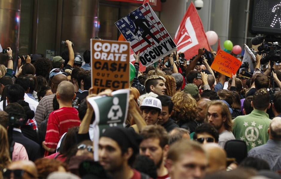 Πρώτη επέτειος του κινήματος Occupy Wall Street #9. Εκατοντάδες άνθρωποι διαδήλωσαν στους δρόμους κοντά στη Wall Street κατά την επέτειο ενός έτους του δημοφιλούς κινήματος Occupy Wall Street που εξαπλώθηκε στις Ηνωμένες Πολιτείες αλλά και σε ολόκληρο τον κόσμο. Οι διαδηλωτές φώναζαν συνθήματα κατά των αστυνομικών που είχαν αποκλείσει την πρόσβαση στο πάρκο Ζουκότι στη Wall Street, το οποίο έναν χρόνο πριν είχαν καταλάβει επί σειρά εβδομάδων, πριν εκδιωχθούν με βίαιο τρόπο από την αστυνομία της Νέας Υόρκης.Οσοι συμμετείχαν στη διαδήλωση κρατούσαν πανό που έγραφαν: «Τραπεζίτες, ντροπή σας», «Βγάλτε τα χρήματα από την πολιτική», «Οι τραπεζίτες στη φυλακή», ή «Είμαστε το 99%».Οι αστυνομικές δυνάμεις προχώρησαν σε αρκετές συλλήψεις πολιτών που προσπάθησαν να καταλάβουν εκ νέου το πάρκο Ζουκότι, το σημείο δηλαδή όπου γεννήθηκε το κίνημα πριν από έναν χρόνο.Κεντρικό στοιχείο του κινήματος είναι η μεταρρύθμιση του χρηματοπιστωτικού και τραπεζικού σύστημα που ευνοεί το 1% των ανθρώπων σε βάρος του συντριπτικού ποσοστού του 99%.