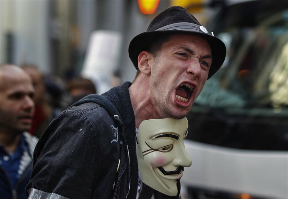 Πρώτη επέτειος του κινήματος Occupy Wall Street #10. Εκατοντάδες άνθρωποι διαδήλωσαν στους δρόμους κοντά στη Wall Street κατά την επέτειο ενός έτους του δημοφιλούς κινήματος Occupy Wall Street που εξαπλώθηκε στις Ηνωμένες Πολιτείες αλλά και σε ολόκληρο τον κόσμο. Οι διαδηλωτές φώναζαν συνθήματα κατά των αστυνομικών που είχαν αποκλείσει την πρόσβαση στο πάρκο Ζουκότι στη Wall Street, το οποίο έναν χρόνο πριν είχαν καταλάβει επί σειρά εβδομάδων, πριν εκδιωχθούν με βίαιο τρόπο από την αστυνομία της Νέας Υόρκης.Οσοι συμμετείχαν στη διαδήλωση κρατούσαν πανό που έγραφαν: «Τραπεζίτες, ντροπή σας», «Βγάλτε τα χρήματα από την πολιτική», «Οι τραπεζίτες στη φυλακή», ή «Είμαστε το 99%».Οι αστυνομικές δυνάμεις προχώρησαν σε αρκετές συλλήψεις πολιτών που προσπάθησαν να καταλάβουν εκ νέου το πάρκο Ζουκότι, το σημείο δηλαδή όπου γεννήθηκε το κίνημα πριν από έναν χρόνο.Κεντρικό στοιχείο του κινήματος είναι η μεταρρύθμιση του χρηματοπιστωτικού και τραπεζικού σύστημα που ευνοεί το 1% των ανθρώπων σε βάρος του συντριπτικού ποσοστού του 99%.