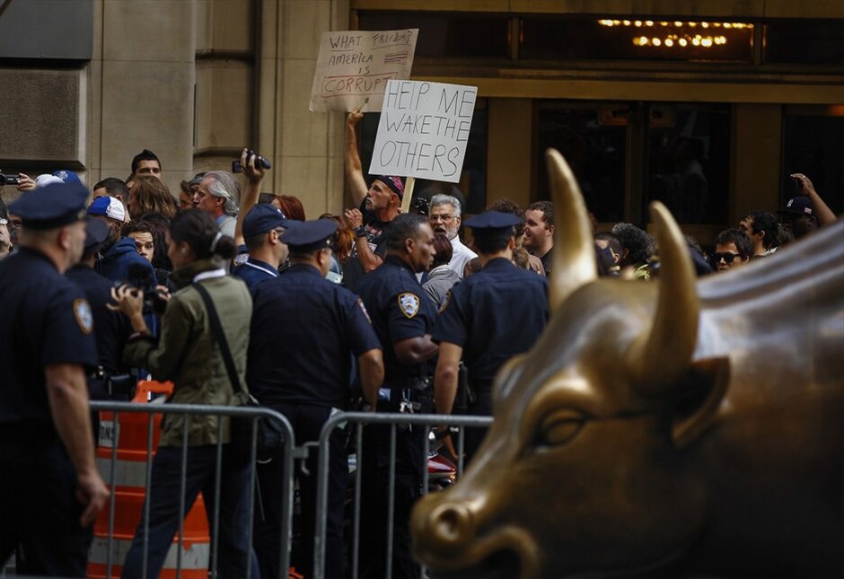 Πρώτη επέτειος του κινήματος Occupy Wall Street #12. Εκατοντάδες άνθρωποι διαδήλωσαν στους δρόμους κοντά στη Wall Street κατά την επέτειο ενός έτους του δημοφιλούς κινήματος Occupy Wall Street που εξαπλώθηκε στις Ηνωμένες Πολιτείες αλλά και σε ολόκληρο τον κόσμο. Οι διαδηλωτές φώναζαν συνθήματα κατά των αστυνομικών που είχαν αποκλείσει την πρόσβαση στο πάρκο Ζουκότι στη Wall Street, το οποίο έναν χρόνο πριν είχαν καταλάβει επί σειρά εβδομάδων, πριν εκδιωχθούν με βίαιο τρόπο από την αστυνομία της Νέας Υόρκης.Οσοι συμμετείχαν στη διαδήλωση κρατούσαν πανό που έγραφαν: «Τραπεζίτες, ντροπή σας», «Βγάλτε τα χρήματα από την πολιτική», «Οι τραπεζίτες στη φυλακή», ή «Είμαστε το 99%».Οι αστυνομικές δυνάμεις προχώρησαν σε αρκετές συλλήψεις πολιτών που προσπάθησαν να καταλάβουν εκ νέου το πάρκο Ζουκότι, το σημείο δηλαδή όπου γεννήθηκε το κίνημα πριν από έναν χρόνο.Κεντρικό στοιχείο του κινήματος είναι η μεταρρύθμιση του χρηματοπιστωτικού και τραπεζικού σύστημα που ευνοεί το 1% των ανθρώπων σε βάρος του συντριπτικού ποσοστού του 99%.