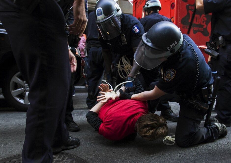 Πρώτη επέτειος του κινήματος Occupy Wall Street #14. Εκατοντάδες άνθρωποι διαδήλωσαν στους δρόμους κοντά στη Wall Street κατά την επέτειο ενός έτους του δημοφιλούς κινήματος Occupy Wall Street που εξαπλώθηκε στις Ηνωμένες Πολιτείες αλλά και σε ολόκληρο τον κόσμο. Οι διαδηλωτές φώναζαν συνθήματα κατά των αστυνομικών που είχαν αποκλείσει την πρόσβαση στο πάρκο Ζουκότι στη Wall Street, το οποίο έναν χρόνο πριν είχαν καταλάβει επί σειρά εβδομάδων, πριν εκδιωχθούν με βίαιο τρόπο από την αστυνομία της Νέας Υόρκης.Οσοι συμμετείχαν στη διαδήλωση κρατούσαν πανό που έγραφαν: «Τραπεζίτες, ντροπή σας», «Βγάλτε τα χρήματα από την πολιτική», «Οι τραπεζίτες στη φυλακή», ή «Είμαστε το 99%».Οι αστυνομικές δυνάμεις προχώρησαν σε αρκετές συλλήψεις πολιτών που προσπάθησαν να καταλάβουν εκ νέου το πάρκο Ζουκότι, το σημείο δηλαδή όπου γεννήθηκε το κίνημα πριν από έναν χρόνο.Κεντρικό στοιχείο του κινήματος είναι η μεταρρύθμιση του χρηματοπιστωτικού και τραπεζικού σύστημα που ευνοεί το 1% των ανθρώπων σε βάρος του συντριπτικού ποσοστού του 99%.