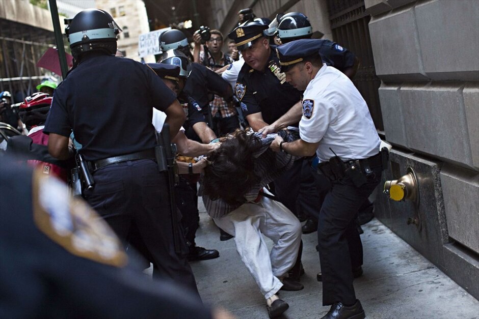 Πρώτη επέτειος του κινήματος Occupy Wall Street #18. Εκατοντάδες άνθρωποι διαδήλωσαν στους δρόμους κοντά στη Wall Street κατά την επέτειο ενός έτους του δημοφιλούς κινήματος Occupy Wall Street που εξαπλώθηκε στις Ηνωμένες Πολιτείες αλλά και σε ολόκληρο τον κόσμο. Οι διαδηλωτές φώναζαν συνθήματα κατά των αστυνομικών που είχαν αποκλείσει την πρόσβαση στο πάρκο Ζουκότι στη Wall Street, το οποίο έναν χρόνο πριν είχαν καταλάβει επί σειρά εβδομάδων, πριν εκδιωχθούν με βίαιο τρόπο από την αστυνομία της Νέας Υόρκης.Οσοι συμμετείχαν στη διαδήλωση κρατούσαν πανό που έγραφαν: «Τραπεζίτες, ντροπή σας», «Βγάλτε τα χρήματα από την πολιτική», «Οι τραπεζίτες στη φυλακή», ή «Είμαστε το 99%».Οι αστυνομικές δυνάμεις προχώρησαν σε αρκετές συλλήψεις πολιτών που προσπάθησαν να καταλάβουν εκ νέου το πάρκο Ζουκότι, το σημείο δηλαδή όπου γεννήθηκε το κίνημα πριν από έναν χρόνο.Κεντρικό στοιχείο του κινήματος είναι η μεταρρύθμιση του χρηματοπιστωτικού και τραπεζικού σύστημα που ευνοεί το 1% των ανθρώπων σε βάρος του συντριπτικού ποσοστού του 99%.
