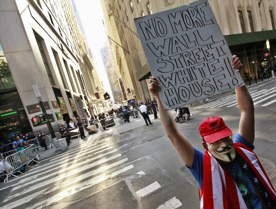 Πρώτη επέτειος του κινήματος Occupy Wall Street #19. Εκατοντάδες άνθρωποι διαδήλωσαν στους δρόμους κοντά στη Wall Street κατά την επέτειο ενός έτους του δημοφιλούς κινήματος Occupy Wall Street που εξαπλώθηκε στις Ηνωμένες Πολιτείες αλλά και σε ολόκληρο τον κόσμο. Οι διαδηλωτές φώναζαν συνθήματα κατά των αστυνομικών που είχαν αποκλείσει την πρόσβαση στο πάρκο Ζουκότι στη Wall Street, το οποίο έναν χρόνο πριν είχαν καταλάβει επί σειρά εβδομάδων, πριν εκδιωχθούν με βίαιο τρόπο από την αστυνομία της Νέας Υόρκης.Οσοι συμμετείχαν στη διαδήλωση κρατούσαν πανό που έγραφαν: «Τραπεζίτες, ντροπή σας», «Βγάλτε τα χρήματα από την πολιτική», «Οι τραπεζίτες στη φυλακή», ή «Είμαστε το 99%».Οι αστυνομικές δυνάμεις προχώρησαν σε αρκετές συλλήψεις πολιτών που προσπάθησαν να καταλάβουν εκ νέου το πάρκο Ζουκότι, το σημείο δηλαδή όπου γεννήθηκε το κίνημα πριν από έναν χρόνο.Κεντρικό στοιχείο του κινήματος είναι η μεταρρύθμιση του χρηματοπιστωτικού και τραπεζικού σύστημα που ευνοεί το 1% των ανθρώπων σε βάρος του συντριπτικού ποσοστού του 99%.