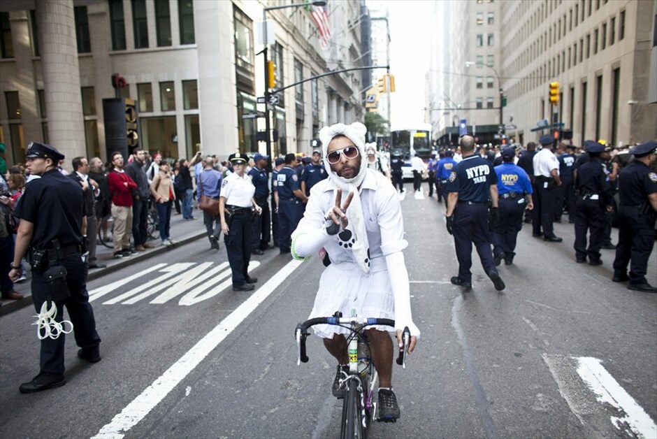 Πρώτη επέτειος του κινήματος Occupy Wall Street #20. Εκατοντάδες άνθρωποι διαδήλωσαν στους δρόμους κοντά στη Wall Street κατά την επέτειο ενός έτους του δημοφιλούς κινήματος Occupy Wall Street που εξαπλώθηκε στις Ηνωμένες Πολιτείες αλλά και σε ολόκληρο τον κόσμο. Οι διαδηλωτές φώναζαν συνθήματα κατά των αστυνομικών που είχαν αποκλείσει την πρόσβαση στο πάρκο Ζουκότι στη Wall Street, το οποίο έναν χρόνο πριν είχαν καταλάβει επί σειρά εβδομάδων, πριν εκδιωχθούν με βίαιο τρόπο από την αστυνομία της Νέας Υόρκης.Οσοι συμμετείχαν στη διαδήλωση κρατούσαν πανό που έγραφαν: «Τραπεζίτες, ντροπή σας», «Βγάλτε τα χρήματα από την πολιτική», «Οι τραπεζίτες στη φυλακή», ή «Είμαστε το 99%».Οι αστυνομικές δυνάμεις προχώρησαν σε αρκετές συλλήψεις πολιτών που προσπάθησαν να καταλάβουν εκ νέου το πάρκο Ζουκότι, το σημείο δηλαδή όπου γεννήθηκε το κίνημα πριν από έναν χρόνο.Κεντρικό στοιχείο του κινήματος είναι η μεταρρύθμιση του χρηματοπιστωτικού και τραπεζικού σύστημα που ευνοεί το 1% των ανθρώπων σε βάρος του συντριπτικού ποσοστού του 99%.