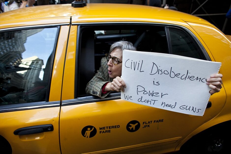 Πρώτη επέτειος του κινήματος Occupy Wall Street #21. Εκατοντάδες άνθρωποι διαδήλωσαν στους δρόμους κοντά στη Wall Street κατά την επέτειο ενός έτους του δημοφιλούς κινήματος Occupy Wall Street που εξαπλώθηκε στις Ηνωμένες Πολιτείες αλλά και σε ολόκληρο τον κόσμο. Οι διαδηλωτές φώναζαν συνθήματα κατά των αστυνομικών που είχαν αποκλείσει την πρόσβαση στο πάρκο Ζουκότι στη Wall Street, το οποίο έναν χρόνο πριν είχαν καταλάβει επί σειρά εβδομάδων, πριν εκδιωχθούν με βίαιο τρόπο από την αστυνομία της Νέας Υόρκης.Οσοι συμμετείχαν στη διαδήλωση κρατούσαν πανό που έγραφαν: «Τραπεζίτες, ντροπή σας», «Βγάλτε τα χρήματα από την πολιτική», «Οι τραπεζίτες στη φυλακή», ή «Είμαστε το 99%».Οι αστυνομικές δυνάμεις προχώρησαν σε αρκετές συλλήψεις πολιτών που προσπάθησαν να καταλάβουν εκ νέου το πάρκο Ζουκότι, το σημείο δηλαδή όπου γεννήθηκε το κίνημα πριν από έναν χρόνο.Κεντρικό στοιχείο του κινήματος είναι η μεταρρύθμιση του χρηματοπιστωτικού και τραπεζικού σύστημα που ευνοεί το 1% των ανθρώπων σε βάρος του συντριπτικού ποσοστού του 99%.