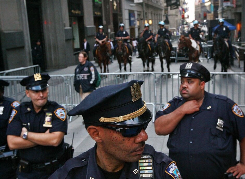 Πρώτη επέτειος του κινήματος Occupy Wall Street #22. Εκατοντάδες άνθρωποι διαδήλωσαν στους δρόμους κοντά στη Wall Street κατά την επέτειο ενός έτους του δημοφιλούς κινήματος Occupy Wall Street που εξαπλώθηκε στις Ηνωμένες Πολιτείες αλλά και σε ολόκληρο τον κόσμο. Οι διαδηλωτές φώναζαν συνθήματα κατά των αστυνομικών που είχαν αποκλείσει την πρόσβαση στο πάρκο Ζουκότι στη Wall Street, το οποίο έναν χρόνο πριν είχαν καταλάβει επί σειρά εβδομάδων, πριν εκδιωχθούν με βίαιο τρόπο από την αστυνομία της Νέας Υόρκης.Οσοι συμμετείχαν στη διαδήλωση κρατούσαν πανό που έγραφαν: «Τραπεζίτες, ντροπή σας», «Βγάλτε τα χρήματα από την πολιτική», «Οι τραπεζίτες στη φυλακή», ή «Είμαστε το 99%».Οι αστυνομικές δυνάμεις προχώρησαν σε αρκετές συλλήψεις πολιτών που προσπάθησαν να καταλάβουν εκ νέου το πάρκο Ζουκότι, το σημείο δηλαδή όπου γεννήθηκε το κίνημα πριν από έναν χρόνο.Κεντρικό στοιχείο του κινήματος είναι η μεταρρύθμιση του χρηματοπιστωτικού και τραπεζικού σύστημα που ευνοεί το 1% των ανθρώπων σε βάρος του συντριπτικού ποσοστού του 99%.