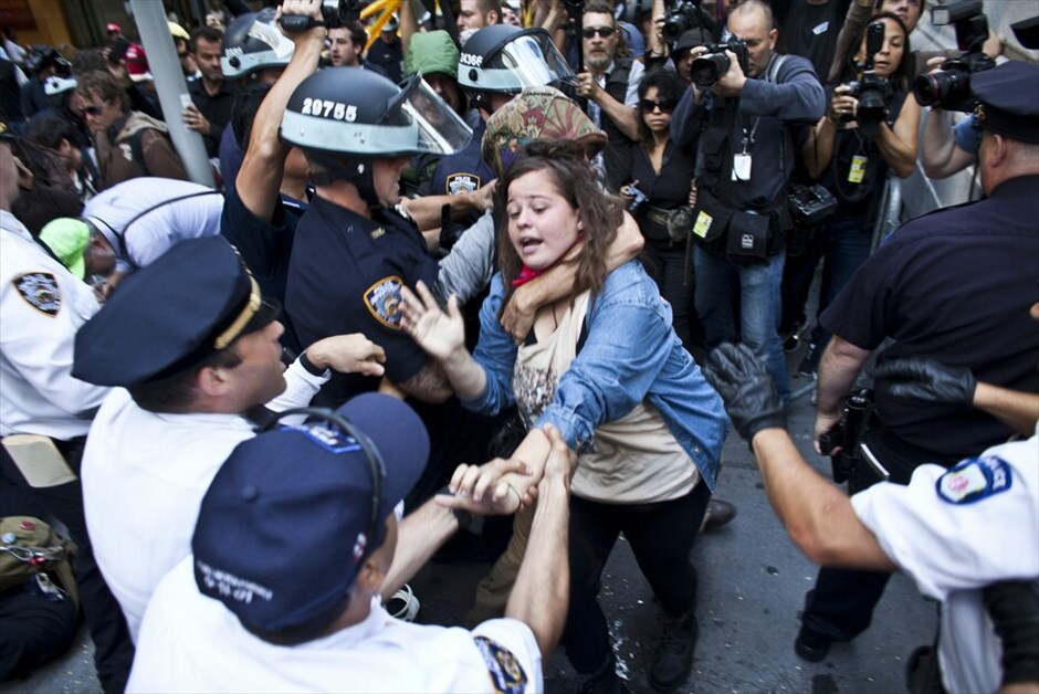 Πρώτη επέτειος του κινήματος Occupy Wall Street #25. Εκατοντάδες άνθρωποι διαδήλωσαν στους δρόμους κοντά στη Wall Street κατά την επέτειο ενός έτους του δημοφιλούς κινήματος Occupy Wall Street που εξαπλώθηκε στις Ηνωμένες Πολιτείες αλλά και σε ολόκληρο τον κόσμο. Οι διαδηλωτές φώναζαν συνθήματα κατά των αστυνομικών που είχαν αποκλείσει την πρόσβαση στο πάρκο Ζουκότι στη Wall Street, το οποίο έναν χρόνο πριν είχαν καταλάβει επί σειρά εβδομάδων, πριν εκδιωχθούν με βίαιο τρόπο από την αστυνομία της Νέας Υόρκης.Οσοι συμμετείχαν στη διαδήλωση κρατούσαν πανό που έγραφαν: «Τραπεζίτες, ντροπή σας», «Βγάλτε τα χρήματα από την πολιτική», «Οι τραπεζίτες στη φυλακή», ή «Είμαστε το 99%».Οι αστυνομικές δυνάμεις προχώρησαν σε αρκετές συλλήψεις πολιτών που προσπάθησαν να καταλάβουν εκ νέου το πάρκο Ζουκότι, το σημείο δηλαδή όπου γεννήθηκε το κίνημα πριν από έναν χρόνο.Κεντρικό στοιχείο του κινήματος είναι η μεταρρύθμιση του χρηματοπιστωτικού και τραπεζικού σύστημα που ευνοεί το 1% των ανθρώπων σε βάρος του συντριπτικού ποσοστού του 99%.