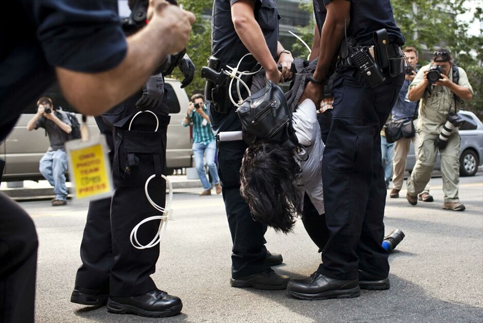 Πρώτη επέτειος του κινήματος Occupy Wall Street #29. Εκατοντάδες άνθρωποι διαδήλωσαν στους δρόμους κοντά στη Wall Street κατά την επέτειο ενός έτους του δημοφιλούς κινήματος Occupy Wall Street που εξαπλώθηκε στις Ηνωμένες Πολιτείες αλλά και σε ολόκληρο τον κόσμο. Οι διαδηλωτές φώναζαν συνθήματα κατά των αστυνομικών που είχαν αποκλείσει την πρόσβαση στο πάρκο Ζουκότι στη Wall Street, το οποίο έναν χρόνο πριν είχαν καταλάβει επί σειρά εβδομάδων, πριν εκδιωχθούν με βίαιο τρόπο από την αστυνομία της Νέας Υόρκης.Οσοι συμμετείχαν στη διαδήλωση κρατούσαν πανό που έγραφαν: «Τραπεζίτες, ντροπή σας», «Βγάλτε τα χρήματα από την πολιτική», «Οι τραπεζίτες στη φυλακή», ή «Είμαστε το 99%».Οι αστυνομικές δυνάμεις προχώρησαν σε αρκετές συλλήψεις πολιτών που προσπάθησαν να καταλάβουν εκ νέου το πάρκο Ζουκότι, το σημείο δηλαδή όπου γεννήθηκε το κίνημα πριν από έναν χρόνο.Κεντρικό στοιχείο του κινήματος είναι η μεταρρύθμιση του χρηματοπιστωτικού και τραπεζικού σύστημα που ευνοεί το 1% των ανθρώπων σε βάρος του συντριπτικού ποσοστού του 99%.