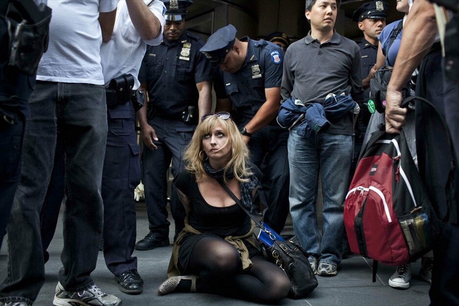 Πρώτη επέτειος του κινήματος Occupy Wall Street #30. Εκατοντάδες άνθρωποι διαδήλωσαν στους δρόμους κοντά στη Wall Street κατά την επέτειο ενός έτους του δημοφιλούς κινήματος Occupy Wall Street που εξαπλώθηκε στις Ηνωμένες Πολιτείες αλλά και σε ολόκληρο τον κόσμο. Οι διαδηλωτές φώναζαν συνθήματα κατά των αστυνομικών που είχαν αποκλείσει την πρόσβαση στο πάρκο Ζουκότι στη Wall Street, το οποίο έναν χρόνο πριν είχαν καταλάβει επί σειρά εβδομάδων, πριν εκδιωχθούν με βίαιο τρόπο από την αστυνομία της Νέας Υόρκης.Οσοι συμμετείχαν στη διαδήλωση κρατούσαν πανό που έγραφαν: «Τραπεζίτες, ντροπή σας», «Βγάλτε τα χρήματα από την πολιτική», «Οι τραπεζίτες στη φυλακή», ή «Είμαστε το 99%».Οι αστυνομικές δυνάμεις προχώρησαν σε αρκετές συλλήψεις πολιτών που προσπάθησαν να καταλάβουν εκ νέου το πάρκο Ζουκότι, το σημείο δηλαδή όπου γεννήθηκε το κίνημα πριν από έναν χρόνο.Κεντρικό στοιχείο του κινήματος είναι η μεταρρύθμιση του χρηματοπιστωτικού και τραπεζικού σύστημα που ευνοεί το 1% των ανθρώπων σε βάρος του συντριπτικού ποσοστού του 99%.