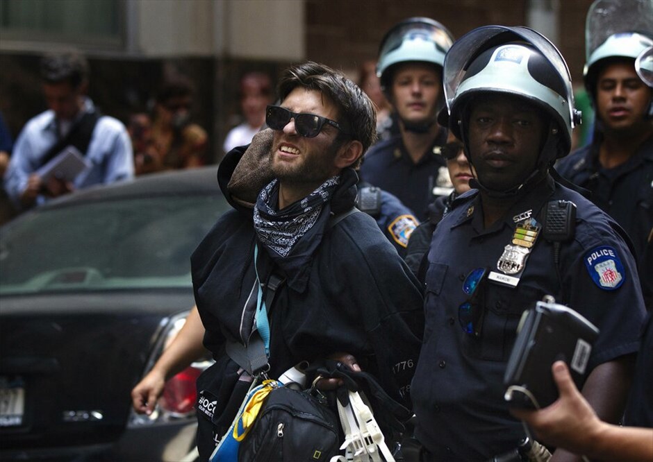 Πρώτη επέτειος του κινήματος Occupy Wall Street #31. Εκατοντάδες άνθρωποι διαδήλωσαν στους δρόμους κοντά στη Wall Street κατά την επέτειο ενός έτους του δημοφιλούς κινήματος Occupy Wall Street που εξαπλώθηκε στις Ηνωμένες Πολιτείες αλλά και σε ολόκληρο τον κόσμο. Οι διαδηλωτές φώναζαν συνθήματα κατά των αστυνομικών που είχαν αποκλείσει την πρόσβαση στο πάρκο Ζουκότι στη Wall Street, το οποίο έναν χρόνο πριν είχαν καταλάβει επί σειρά εβδομάδων, πριν εκδιωχθούν με βίαιο τρόπο από την αστυνομία της Νέας Υόρκης.Οσοι συμμετείχαν στη διαδήλωση κρατούσαν πανό που έγραφαν: «Τραπεζίτες, ντροπή σας», «Βγάλτε τα χρήματα από την πολιτική», «Οι τραπεζίτες στη φυλακή», ή «Είμαστε το 99%».Οι αστυνομικές δυνάμεις προχώρησαν σε αρκετές συλλήψεις πολιτών που προσπάθησαν να καταλάβουν εκ νέου το πάρκο Ζουκότι, το σημείο δηλαδή όπου γεννήθηκε το κίνημα πριν από έναν χρόνο.Κεντρικό στοιχείο του κινήματος είναι η μεταρρύθμιση του χρηματοπιστωτικού και τραπεζικού σύστημα που ευνοεί το 1% των ανθρώπων σε βάρος του συντριπτικού ποσοστού του 99%.