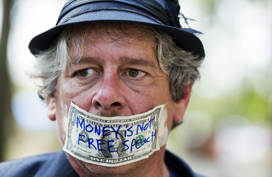 Πρώτη επέτειος του κινήματος Occupy Wall Street #32. Εκατοντάδες άνθρωποι διαδήλωσαν στους δρόμους κοντά στη Wall Street κατά την επέτειο ενός έτους του δημοφιλούς κινήματος Occupy Wall Street που εξαπλώθηκε στις Ηνωμένες Πολιτείες αλλά και σε ολόκληρο τον κόσμο. Οι διαδηλωτές φώναζαν συνθήματα κατά των αστυνομικών που είχαν αποκλείσει την πρόσβαση στο πάρκο Ζουκότι στη Wall Street, το οποίο έναν χρόνο πριν είχαν καταλάβει επί σειρά εβδομάδων, πριν εκδιωχθούν με βίαιο τρόπο από την αστυνομία της Νέας Υόρκης.Οσοι συμμετείχαν στη διαδήλωση κρατούσαν πανό που έγραφαν: «Τραπεζίτες, ντροπή σας», «Βγάλτε τα χρήματα από την πολιτική», «Οι τραπεζίτες στη φυλακή», ή «Είμαστε το 99%».Οι αστυνομικές δυνάμεις προχώρησαν σε αρκετές συλλήψεις πολιτών που προσπάθησαν να καταλάβουν εκ νέου το πάρκο Ζουκότι, το σημείο δηλαδή όπου γεννήθηκε το κίνημα πριν από έναν χρόνο.Κεντρικό στοιχείο του κινήματος είναι η μεταρρύθμιση του χρηματοπιστωτικού και τραπεζικού σύστημα που ευνοεί το 1% των ανθρώπων σε βάρος του συντριπτικού ποσοστού του 99%.