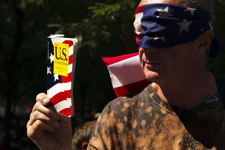 Πρώτη επέτειος του κινήματος Occupy Wall Street #33. Εκατοντάδες άνθρωποι διαδήλωσαν στους δρόμους κοντά στη Wall Street κατά την επέτειο ενός έτους του δημοφιλούς κινήματος Occupy Wall Street που εξαπλώθηκε στις Ηνωμένες Πολιτείες αλλά και σε ολόκληρο τον κόσμο. Οι διαδηλωτές φώναζαν συνθήματα κατά των αστυνομικών που είχαν αποκλείσει την πρόσβαση στο πάρκο Ζουκότι στη Wall Street, το οποίο έναν χρόνο πριν είχαν καταλάβει επί σειρά εβδομάδων, πριν εκδιωχθούν με βίαιο τρόπο από την αστυνομία της Νέας Υόρκης.Οσοι συμμετείχαν στη διαδήλωση κρατούσαν πανό που έγραφαν: «Τραπεζίτες, ντροπή σας», «Βγάλτε τα χρήματα από την πολιτική», «Οι τραπεζίτες στη φυλακή», ή «Είμαστε το 99%».Οι αστυνομικές δυνάμεις προχώρησαν σε αρκετές συλλήψεις πολιτών που προσπάθησαν να καταλάβουν εκ νέου το πάρκο Ζουκότι, το σημείο δηλαδή όπου γεννήθηκε το κίνημα πριν από έναν χρόνο.Κεντρικό στοιχείο του κινήματος είναι η μεταρρύθμιση του χρηματοπιστωτικού και τραπεζικού σύστημα που ευνοεί το 1% των ανθρώπων σε βάρος του συντριπτικού ποσοστού του 99%.