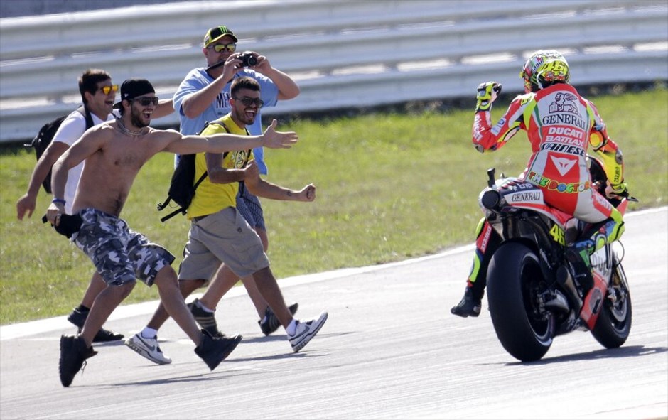 MotoGP: 13ος γύρος  #8. Φανατικοί φίλοι του Βαλεντίνο Ρόσι πανηγυρίζουν τη δεύτερη θέση του «γιατρού» μέσα στην Ιταλία.