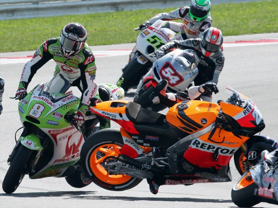 MotoGP: 13ος γύρος  #11. Η σύγκρουση του Χέκτορ Μπαρμπερά με τον Ντάνι Πεντρόζα στην αρχή του αγώνα που είχε ως αποτέλεσμα την εγκατάλειψη και τον δύο αναβατών.