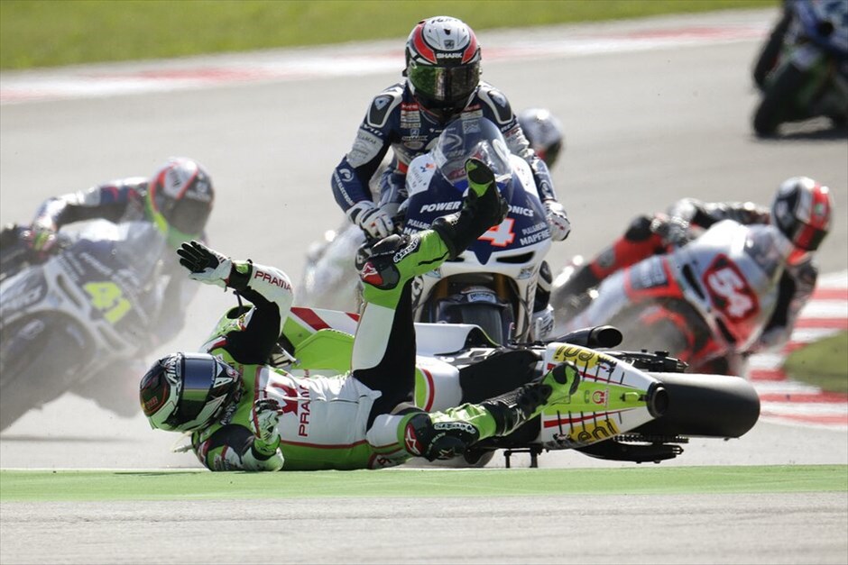 MotoGP: 13ος γύρος  #13. Η σύγκρουση του Χέκτορ Μπαρμπερά με τον Ντάνι Πεντρόζα στην αρχή του αγώνα που είχε ως αποτέλεσμα την εγκατάλειψη και τον δύο αναβατών.