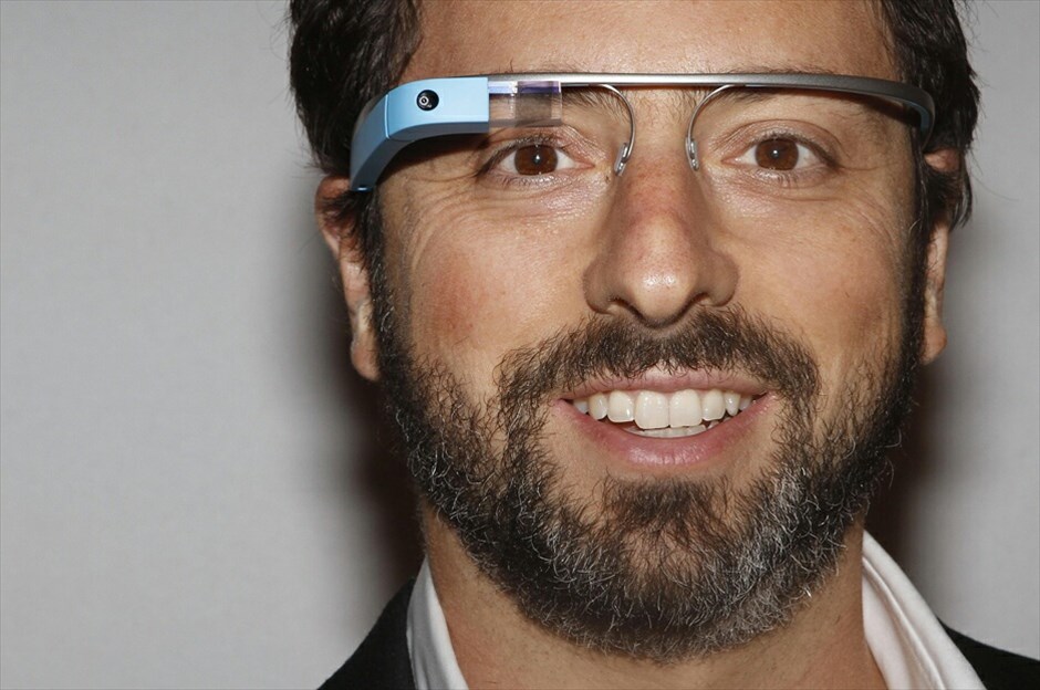 Tα Google Glass στην Εβδομάδα Μόδας της Νέας Υόρκης #1. Τα πειραματικά γυαλιά της Google, (Google Glass),  έκαναν μια απροσδόκητη εμφάνιση στην Εβδομάδα Μόδας της Νέας Υόρκης την Κυριακή όταν μοντέλα της Diane Von Furstenberg  εμφανίστηκαν στην πασαρέλα φορώντας τους υψηλής τεχνολογίας φακούς. Η απροσδόκητη συνεργασία μιας εταιρείας τεχνολογίας και ενός οίκου μόδας περιέλαβε ακόμα και τους στυλίστες οι οποίοι τραβούσαν φωτογραφίες και βίντεο χρησιμοποιώντας την ενσωματωμένη μικροσκοπική κάμερα των γυαλιών.Η Google ανακοίνωσε πως η πρώτη έκδοση των Google Glass, με την ονομασία «Explorer Edition», θα διατεθεί στις αρχές του 2013 σε περιορισμένο αριθμό προγραμματιστών.  Το κόστος τους υπολογίζεται στα $1500. Τα γυαλιά παρέχουν την υπολογιστική ικανότητα και τη συνδεσιμότητα στο διαδίκτυο ενός «έξυπνου τηλεφώνου» με λειτουργικό Google Android, σε μικρότερη και ελαφρότερη έκδοση χωρίς να απαιτείται η χρήση των χεριών για να εκτελεστούν οι διάφορες λειτουργίες του. Στις φωτογραφίες διακρίνεται ο συνιδρυτής της Google, Σέργκει Μπριν, η σχεδιάστρια Diane Von Furstenberg και η ηθοποιός Σάρα Τζέσικα Πάρκερ που παραβρέθηκε στην επίδειξη και δοκίμασε τα γυαλιά.