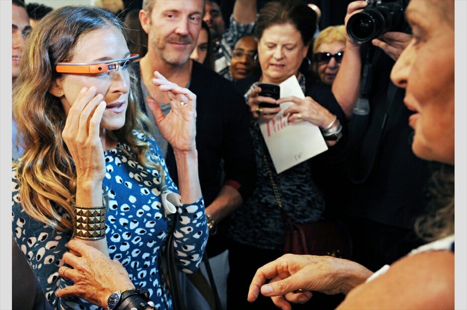 Tα Google Glass στην Εβδομάδα Μόδας της Νέας Υόρκης #3. Τα πειραματικά γυαλιά της Google, (Google Glass),  έκαναν μια απροσδόκητη εμφάνιση στην Εβδομάδα Μόδας της Νέας Υόρκης την Κυριακή όταν μοντέλα της Diane Von Furstenberg  εμφανίστηκαν στην πασαρέλα φορώντας τους υψηλής τεχνολογίας φακούς. Η απροσδόκητη συνεργασία μιας εταιρείας τεχνολογίας και ενός οίκου μόδας περιέλαβε ακόμα και τους στυλίστες οι οποίοι τραβούσαν φωτογραφίες και βίντεο χρησιμοποιώντας την ενσωματωμένη μικροσκοπική κάμερα των γυαλιών.Η Google ανακοίνωσε πως η πρώτη έκδοση των Google Glass, με την ονομασία «Explorer Edition», θα διατεθεί στις αρχές του 2013 σε περιορισμένο αριθμό προγραμματιστών.  Το κόστος τους υπολογίζεται στα $1500. Τα γυαλιά παρέχουν την υπολογιστική ικανότητα και τη συνδεσιμότητα στο διαδίκτυο ενός «έξυπνου τηλεφώνου» με λειτουργικό Google Android, σε μικρότερη και ελαφρότερη έκδοση χωρίς να απαιτείται η χρήση των χεριών για να εκτελεστούν οι διάφορες λειτουργίες του. Στις φωτογραφίες διακρίνεται ο συνιδρυτής της Google, Σέργκει Μπριν, η σχεδιάστρια Diane Von Furstenberg και η ηθοποιός Σάρα Τζέσικα Πάρκερ που παραβρέθηκε στην επίδειξη και δοκίμασε τα γυαλιά.