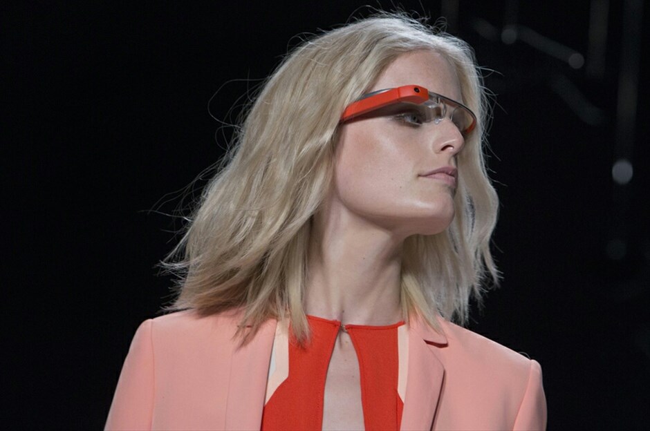 Tα Google Glass στην Εβδομάδα Μόδας της Νέας Υόρκης #4. Τα πειραματικά γυαλιά της Google, (Google Glass),  έκαναν μια απροσδόκητη εμφάνιση στην Εβδομάδα Μόδας της Νέας Υόρκης την Κυριακή όταν μοντέλα της Diane Von Furstenberg  εμφανίστηκαν στην πασαρέλα φορώντας τους υψηλής τεχνολογίας φακούς. Η απροσδόκητη συνεργασία μιας εταιρείας τεχνολογίας και ενός οίκου μόδας περιέλαβε ακόμα και τους στυλίστες οι οποίοι τραβούσαν φωτογραφίες και βίντεο χρησιμοποιώντας την ενσωματωμένη μικροσκοπική κάμερα των γυαλιών.Η Google ανακοίνωσε πως η πρώτη έκδοση των Google Glass, με την ονομασία «Explorer Edition», θα διατεθεί στις αρχές του 2013 σε περιορισμένο αριθμό προγραμματιστών.  Το κόστος τους υπολογίζεται στα $1500. Τα γυαλιά παρέχουν την υπολογιστική ικανότητα και τη συνδεσιμότητα στο διαδίκτυο ενός «έξυπνου τηλεφώνου» με λειτουργικό Google Android, σε μικρότερη και ελαφρότερη έκδοση χωρίς να απαιτείται η χρήση των χεριών για να εκτελεστούν οι διάφορες λειτουργίες του. Στις φωτογραφίες διακρίνεται ο συνιδρυτής της Google, Σέργκει Μπριν, η σχεδιάστρια Diane Von Furstenberg και η ηθοποιός Σάρα Τζέσικα Πάρκερ που παραβρέθηκε στην επίδειξη και δοκίμασε τα γυαλιά.