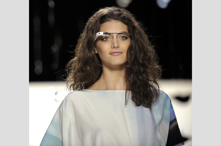 Tα Google Glass στην Εβδομάδα Μόδας της Νέας Υόρκης #5. Τα πειραματικά γυαλιά της Google, (Google Glass),  έκαναν μια απροσδόκητη εμφάνιση στην Εβδομάδα Μόδας της Νέας Υόρκης την Κυριακή όταν μοντέλα της Diane Von Furstenberg  εμφανίστηκαν στην πασαρέλα φορώντας τους υψηλής τεχνολογίας φακούς. Η απροσδόκητη συνεργασία μιας εταιρείας τεχνολογίας και ενός οίκου μόδας περιέλαβε ακόμα και τους στυλίστες οι οποίοι τραβούσαν φωτογραφίες και βίντεο χρησιμοποιώντας την ενσωματωμένη μικροσκοπική κάμερα των γυαλιών.Η Google ανακοίνωσε πως η πρώτη έκδοση των Google Glass, με την ονομασία «Explorer Edition», θα διατεθεί στις αρχές του 2013 σε περιορισμένο αριθμό προγραμματιστών.  Το κόστος τους υπολογίζεται στα $1500. Τα γυαλιά παρέχουν την υπολογιστική ικανότητα και τη συνδεσιμότητα στο διαδίκτυο ενός «έξυπνου τηλεφώνου» με λειτουργικό Google Android, σε μικρότερη και ελαφρότερη έκδοση χωρίς να απαιτείται η χρήση των χεριών για να εκτελεστούν οι διάφορες λειτουργίες του. Στις φωτογραφίες διακρίνεται ο συνιδρυτής της Google, Σέργκει Μπριν, η σχεδιάστρια Diane Von Furstenberg και η ηθοποιός Σάρα Τζέσικα Πάρκερ που παραβρέθηκε στην επίδειξη και δοκίμασε τα γυαλιά.