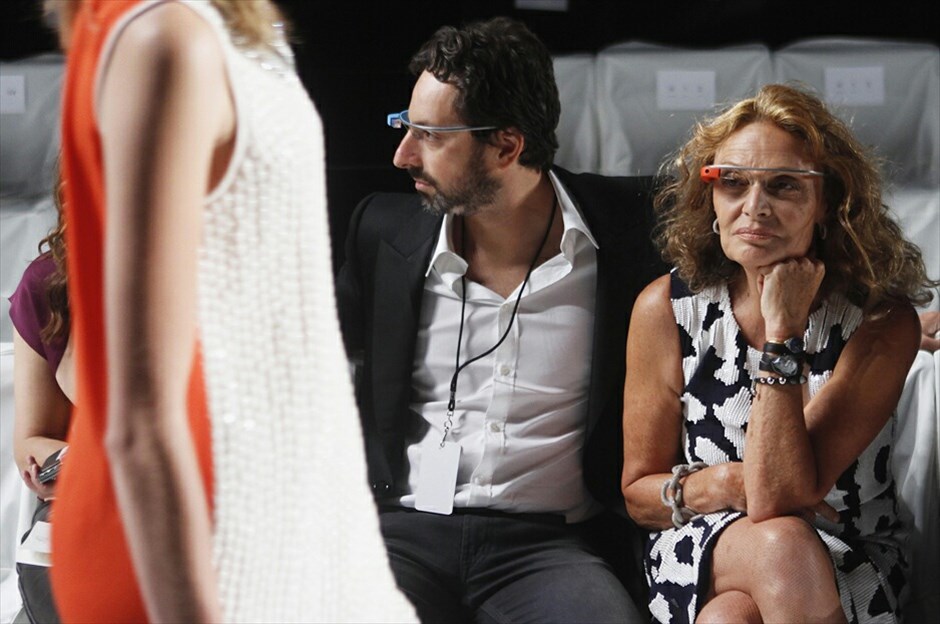 Tα Google Glass στην Εβδομάδα Μόδας της Νέας Υόρκης #6. Τα πειραματικά γυαλιά της Google, (Google Glass),  έκαναν μια απροσδόκητη εμφάνιση στην Εβδομάδα Μόδας της Νέας Υόρκης την Κυριακή όταν μοντέλα της Diane Von Furstenberg  εμφανίστηκαν στην πασαρέλα φορώντας τους υψηλής τεχνολογίας φακούς. Η απροσδόκητη συνεργασία μιας εταιρείας τεχνολογίας και ενός οίκου μόδας περιέλαβε ακόμα και τους στυλίστες οι οποίοι τραβούσαν φωτογραφίες και βίντεο χρησιμοποιώντας την ενσωματωμένη μικροσκοπική κάμερα των γυαλιών.Η Google ανακοίνωσε πως η πρώτη έκδοση των Google Glass, με την ονομασία «Explorer Edition», θα διατεθεί στις αρχές του 2013 σε περιορισμένο αριθμό προγραμματιστών.  Το κόστος τους υπολογίζεται στα $1500. Τα γυαλιά παρέχουν την υπολογιστική ικανότητα και τη συνδεσιμότητα στο διαδίκτυο ενός «έξυπνου τηλεφώνου» με λειτουργικό Google Android, σε μικρότερη και ελαφρότερη έκδοση χωρίς να απαιτείται η χρήση των χεριών για να εκτελεστούν οι διάφορες λειτουργίες του. Στις φωτογραφίες διακρίνεται ο συνιδρυτής της Google, Σέργκει Μπριν, η σχεδιάστρια Diane Von Furstenberg και η ηθοποιός Σάρα Τζέσικα Πάρκερ που παραβρέθηκε στην επίδειξη και δοκίμασε τα γυαλιά.