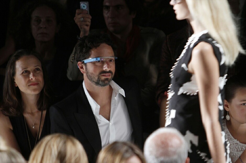 Tα Google Glass στην Εβδομάδα Μόδας της Νέας Υόρκης #9. Τα πειραματικά γυαλιά της Google, (Google Glass),  έκαναν μια απροσδόκητη εμφάνιση στην Εβδομάδα Μόδας της Νέας Υόρκης την Κυριακή όταν μοντέλα της Diane Von Furstenberg  εμφανίστηκαν στην πασαρέλα φορώντας τους υψηλής τεχνολογίας φακούς. Η απροσδόκητη συνεργασία μιας εταιρείας τεχνολογίας και ενός οίκου μόδας περιέλαβε ακόμα και τους στυλίστες οι οποίοι τραβούσαν φωτογραφίες και βίντεο χρησιμοποιώντας την ενσωματωμένη μικροσκοπική κάμερα των γυαλιών.Η Google ανακοίνωσε πως η πρώτη έκδοση των Google Glass, με την ονομασία «Explorer Edition», θα διατεθεί στις αρχές του 2013 σε περιορισμένο αριθμό προγραμματιστών.  Το κόστος τους υπολογίζεται στα $1500. Τα γυαλιά παρέχουν την υπολογιστική ικανότητα και τη συνδεσιμότητα στο διαδίκτυο ενός «έξυπνου τηλεφώνου» με λειτουργικό Google Android, σε μικρότερη και ελαφρότερη έκδοση χωρίς να απαιτείται η χρήση των χεριών για να εκτελεστούν οι διάφορες λειτουργίες του. Στις φωτογραφίες διακρίνεται ο συνιδρυτής της Google, Σέργκει Μπριν, η σχεδιάστρια Diane Von Furstenberg και η ηθοποιός Σάρα Τζέσικα Πάρκερ που παραβρέθηκε στην επίδειξη και δοκίμασε τα γυαλιά.
