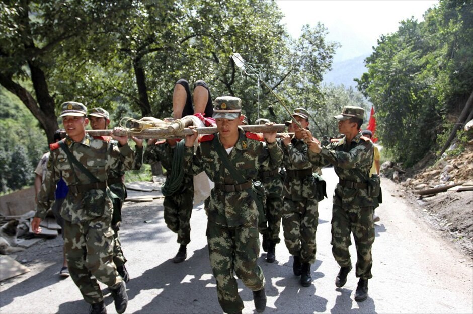 Πολύνεκρος σεισμός στη νοτιοδυτική Κίνα #1. Στους 80 ανέρχονται οι νεκροί και στους 700 οι τραυματίες από τους δυο σεισμούς που έπληξαν απομακρυσμένες περιοχές της νοτιοδυτικής Κίνας.Οι σεισμοί, μεγέθους 5,7 και 5,6 βαθμών, σημειώθηκαν με διαφορά μιας ώρας και κατέστρεψαν τουλάχιστον 1.900 σπίτια, ενώ προκάλεσαν σημαντικές ζημιές σε 37.000 σπίτια της επαρχίας Γιλιάνγκ και γειτονικών περιοχών.Τουλάχιστον 450.000 κάτοικοι της περιοχής επλήγησαν από τους δύο σεισμούς ενώ 201.000 άνθρωποι απομακρύνθηκαν από τις εστίες τους, στις ορεινές περιοχές των επαρχιών Γιουνάν και Γκουιζού.Οι δύο σεισμικές δονήσεις κατέστρεψαν 3.961 κατοικίες και προκάλεσαν σοβαρές ζημιές σε 13.876 σπίτια, σύμφωνα με προσωρινό απολογισμό των τοπικών αρχών.Σύμφωνα με το κινεζικό πρακτορείο ειδήσεων Νέα Κίνα, οι σεισμοί προκάλεσαν ζημιές σε τηλεφωνικές γραμμές και δρόμους, εμποδίζοντας τις προσπάθειες πρόσβασης και συλλογής πληροφοριών για τα θύματα.Πηγή: NAFTEMPORIKI.GRΦωτογραφίες: REUTERS