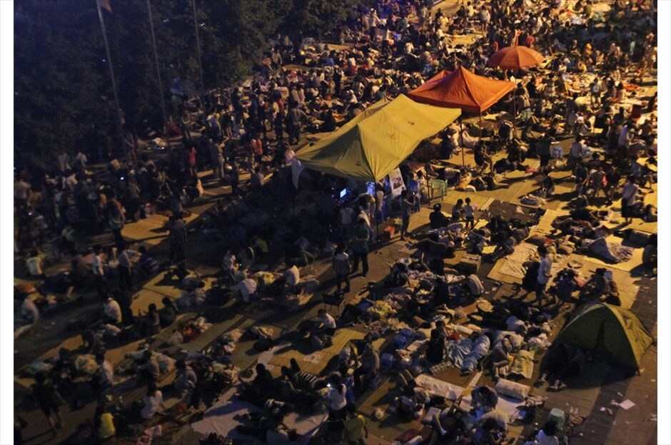 Πολύνεκρος σεισμός στη νοτιοδυτική Κίνα #8. Στους 80 ανέρχονται οι νεκροί και στους 700 οι τραυματίες από τους δυο σεισμούς που έπληξαν απομακρυσμένες περιοχές της νοτιοδυτικής Κίνας.Οι σεισμοί, μεγέθους 5,7 και 5,6 βαθμών, σημειώθηκαν με διαφορά μιας ώρας και κατέστρεψαν τουλάχιστον 1.900 σπίτια, ενώ προκάλεσαν σημαντικές ζημιές σε 37.000 σπίτια της επαρχίας Γιλιάνγκ και γειτονικών περιοχών.Τουλάχιστον 450.000 κάτοικοι της περιοχής επλήγησαν από τους δύο σεισμούς ενώ 201.000 άνθρωποι απομακρύνθηκαν από τις εστίες τους, στις ορεινές περιοχές των επαρχιών Γιουνάν και Γκουιζού.Οι δύο σεισμικές δονήσεις κατέστρεψαν 3.961 κατοικίες και προκάλεσαν σοβαρές ζημιές σε 13.876 σπίτια, σύμφωνα με προσωρινό απολογισμό των τοπικών αρχών.Σύμφωνα με το κινεζικό πρακτορείο ειδήσεων Νέα Κίνα, οι σεισμοί προκάλεσαν ζημιές σε τηλεφωνικές γραμμές και δρόμους, εμποδίζοντας τις προσπάθειες πρόσβασης και συλλογής πληροφοριών για τα θύματα.Πηγή: NAFTEMPORIKI.GRΦωτογραφίες: REUTERS