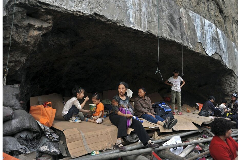 Πολύνεκρος σεισμός στη νοτιοδυτική Κίνα #23. Στους 80 ανέρχονται οι νεκροί και στους 700 οι τραυματίες από τους δυο σεισμούς που έπληξαν απομακρυσμένες περιοχές της νοτιοδυτικής Κίνας.Οι σεισμοί, μεγέθους 5,7 και 5,6 βαθμών, σημειώθηκαν με διαφορά μιας ώρας και κατέστρεψαν τουλάχιστον 1.900 σπίτια, ενώ προκάλεσαν σημαντικές ζημιές σε 37.000 σπίτια της επαρχίας Γιλιάνγκ και γειτονικών περιοχών.Τουλάχιστον 450.000 κάτοικοι της περιοχής επλήγησαν από τους δύο σεισμούς ενώ 201.000 άνθρωποι απομακρύνθηκαν από τις εστίες τους, στις ορεινές περιοχές των επαρχιών Γιουνάν και Γκουιζού.Οι δύο σεισμικές δονήσεις κατέστρεψαν 3.961 κατοικίες και προκάλεσαν σοβαρές ζημιές σε 13.876 σπίτια, σύμφωνα με προσωρινό απολογισμό των τοπικών αρχών.Σύμφωνα με το κινεζικό πρακτορείο ειδήσεων Νέα Κίνα, οι σεισμοί προκάλεσαν ζημιές σε τηλεφωνικές γραμμές και δρόμους, εμποδίζοντας τις προσπάθειες πρόσβασης και συλλογής πληροφοριών για τα θύματα.Πηγή: NAFTEMPORIKI.GRΦωτογραφίες: REUTERS