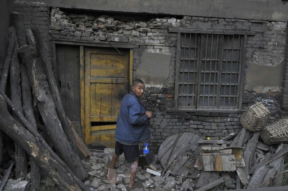 Πολύνεκρος σεισμός στη νοτιοδυτική Κίνα #24. Στους 80 ανέρχονται οι νεκροί και στους 700 οι τραυματίες από τους δυο σεισμούς που έπληξαν απομακρυσμένες περιοχές της νοτιοδυτικής Κίνας.Οι σεισμοί, μεγέθους 5,7 και 5,6 βαθμών, σημειώθηκαν με διαφορά μιας ώρας και κατέστρεψαν τουλάχιστον 1.900 σπίτια, ενώ προκάλεσαν σημαντικές ζημιές σε 37.000 σπίτια της επαρχίας Γιλιάνγκ και γειτονικών περιοχών.Τουλάχιστον 450.000 κάτοικοι της περιοχής επλήγησαν από τους δύο σεισμούς ενώ 201.000 άνθρωποι απομακρύνθηκαν από τις εστίες τους, στις ορεινές περιοχές των επαρχιών Γιουνάν και Γκουιζού.Οι δύο σεισμικές δονήσεις κατέστρεψαν 3.961 κατοικίες και προκάλεσαν σοβαρές ζημιές σε 13.876 σπίτια, σύμφωνα με προσωρινό απολογισμό των τοπικών αρχών.Σύμφωνα με το κινεζικό πρακτορείο ειδήσεων Νέα Κίνα, οι σεισμοί προκάλεσαν ζημιές σε τηλεφωνικές γραμμές και δρόμους, εμποδίζοντας τις προσπάθειες πρόσβασης και συλλογής πληροφοριών για τα θύματα.Πηγή: NAFTEMPORIKI.GRΦωτογραφίες: REUTERS
