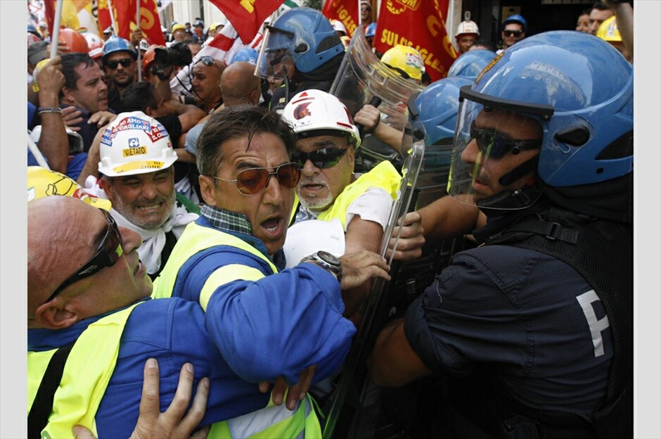 Επεισοδιακή διαδήλωση στη Ρώμη #1. Ενταση σημειώθηκε τη Δευτέρα μπροστά από το υπουργείο Εργασίας στη Ρώμη, όπου διαδήλωσαν εργαζόμενοι στη βιομηχανίας Alcoa Inc., με αίτημα τη διατήρηση των θέσεων εργασίας τους. Οι εργάτες συγκρούσθηκαν με τους αστυνομικούς, ενώ προχώρησαν σε ρίψη κροτίδων σε ένδειξη διαμαρτυρίας μπροστά από το υπουργείο.