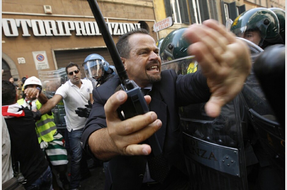 Επεισοδιακή διαδήλωση στη Ρώμη #4. Ενταση σημειώθηκε τη Δευτέρα μπροστά από το υπουργείο Εργασίας στη Ρώμη, όπου διαδήλωσαν εργαζόμενοι στη βιομηχανίας Alcoa Inc., με αίτημα τη διατήρηση των θέσεων εργασίας τους. Οι εργάτες συγκρούσθηκαν με τους αστυνομικούς, ενώ προχώρησαν σε ρίψη κροτίδων σε ένδειξη διαμαρτυρίας μπροστά από το υπουργείο.
