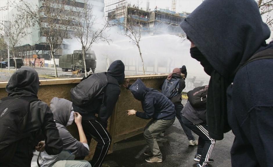 Χιλή: Συγκρούσεις φοιτητών - αστυνομικών δυνάμεων #11. Σε πεδίο μάχης μετατράπηκαν οι δρόμοι στο Σαντιάγο της Χιλής, όπου φοιτητές συγκρούστηκαν με την αστυνομία κατά τη διάρκεια διαδήλωσης. Μαθητές και φοιτητές βγήκαν σήμερα στους δρόμους προκειμένου να διαμαρτυρηθούν για το εκπαιδευτικό σύστημα της χώρας ζητώντας από την κυβέρνηση αλλαγές.