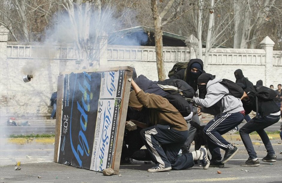 Χιλή: Συγκρούσεις φοιτητών - αστυνομικών δυνάμεων #12. Σε πεδίο μάχης μετατράπηκαν οι δρόμοι στο Σαντιάγο της Χιλής, όπου φοιτητές συγκρούστηκαν με την αστυνομία κατά τη διάρκεια διαδήλωσης. Μαθητές και φοιτητές βγήκαν σήμερα στους δρόμους προκειμένου να διαμαρτυρηθούν για το εκπαιδευτικό σύστημα της χώρας ζητώντας από την κυβέρνηση αλλαγές.