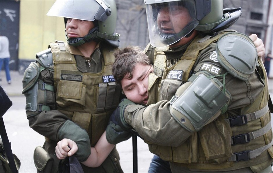Χιλή: Συγκρούσεις φοιτητών - αστυνομικών δυνάμεων #14. Σε πεδίο μάχης μετατράπηκαν οι δρόμοι στο Σαντιάγο της Χιλής, όπου φοιτητές συγκρούστηκαν με την αστυνομία κατά τη διάρκεια διαδήλωσης. Μαθητές και φοιτητές βγήκαν σήμερα στους δρόμους προκειμένου να διαμαρτυρηθούν για το εκπαιδευτικό σύστημα της χώρας ζητώντας από την κυβέρνηση αλλαγές.
