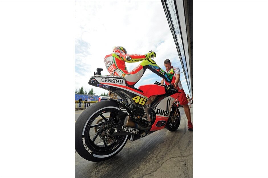 MotoGP: Οι ελεύθερες δοκιμές στο Μπρνο #5. O Βαλεντίνο Ρόσι αφήνει την Ducati του αφού ολοκλήρωσε την προσπάθειά του μέσα στην πίστα. Πηγή: Ducati