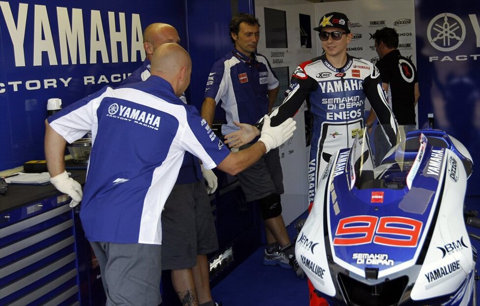 MotoGP: Οι ελεύθερες δοκιμές στο Μπρνο #12. Ο Χόρχε Λορένθο (Yamaha Factory Racing) με τους μηχανικούς του.